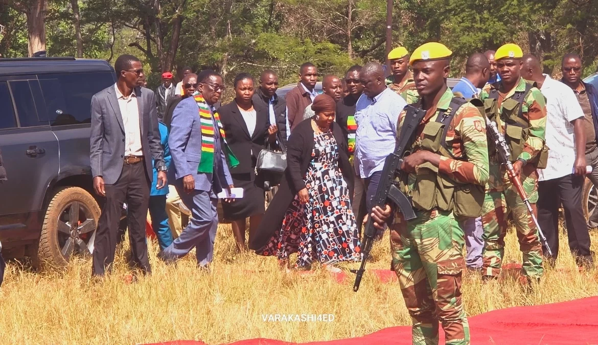 “Ko MaZiG?” President Emmerson Mnangagwa Gives 80-Year-Old Man US$800 For Dancing At His Grandson Yasha Mafidi’s Memorial