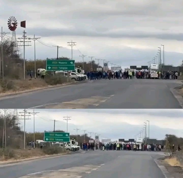 South African Protest Blocks Highway, Leaves Zimbabwean Travelers Stranded