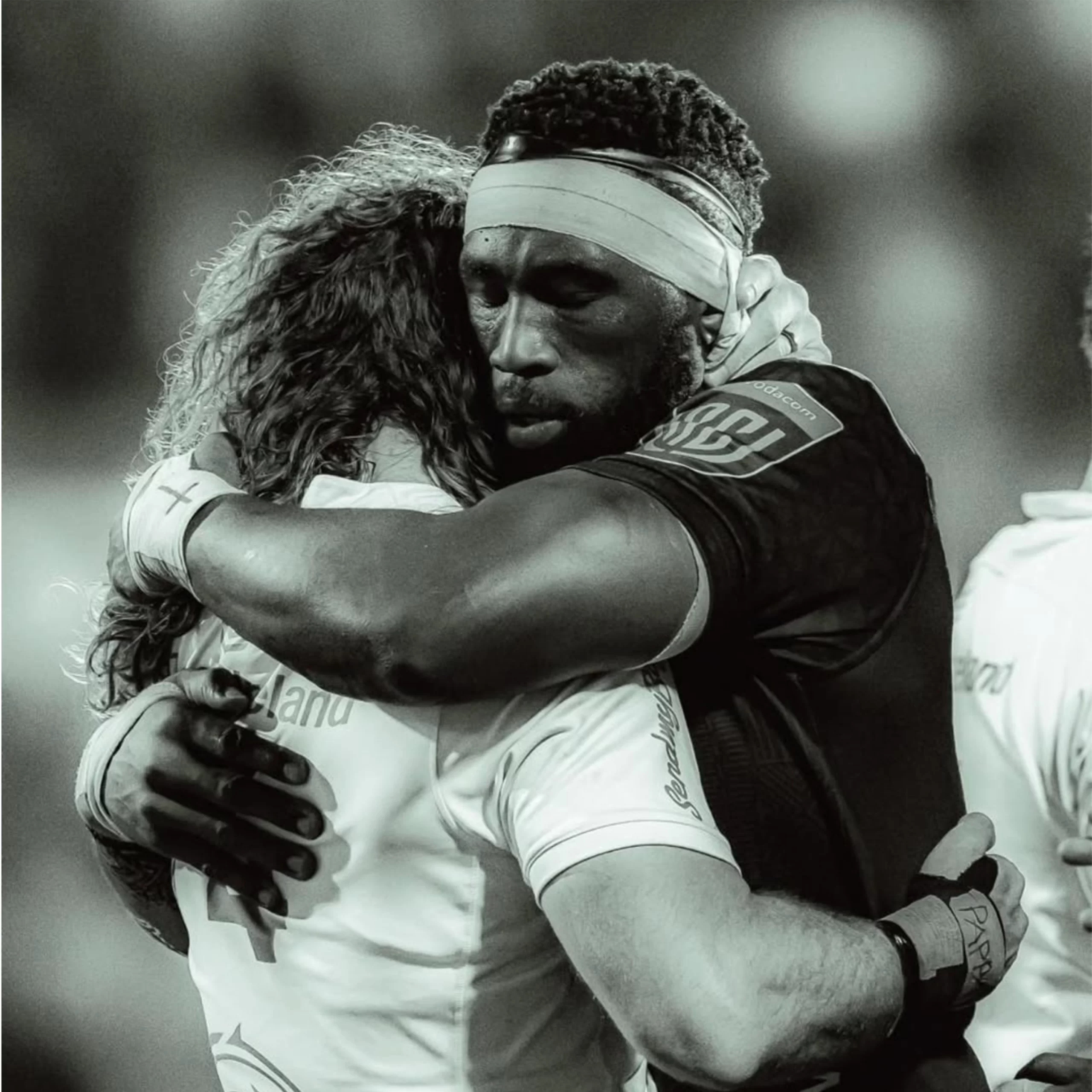Picture of Siya Kolisi Embracing Former Sharks teammate Werner Kok on the Pitch Leaves Mzansi Charmed