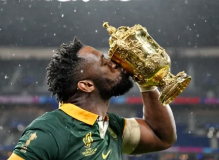 Soweto derby heat: Springboks captain Siya Kolisi clashes with teammates (video)