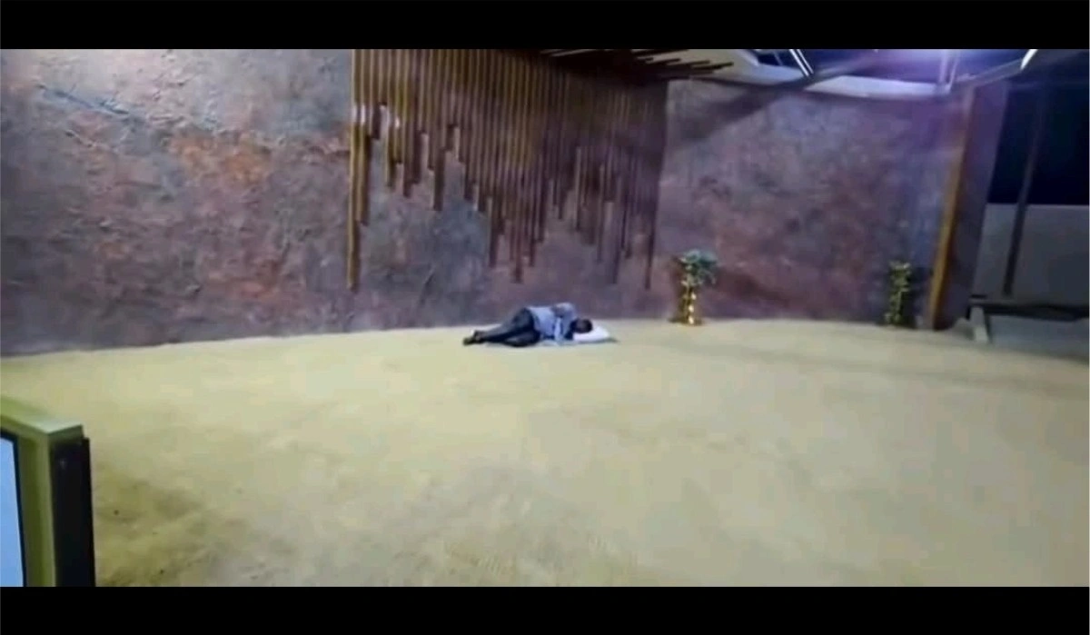 Pictures of Prophet Walter Magaya Sleeping at Church Altar Sparks Social Media Buzz