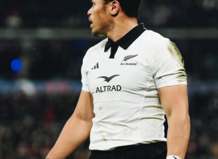 It’s all love: Springboks captain Siya Kolisi reacts to All Blacks’ Caleb Clarke and his father Eroni’s emotional scene