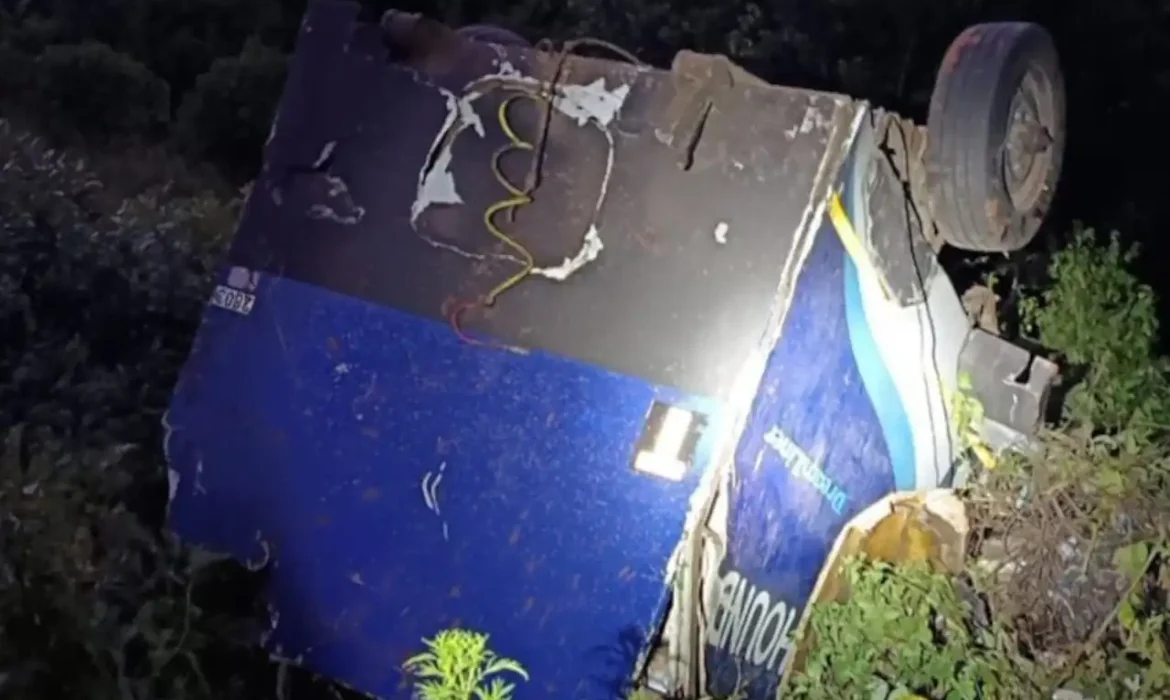 At Least 4 Dead After Zimbabwe-Bound Bus Plunges Off Cliff Near Same Spot Where 43 Died Near Makhado, SA