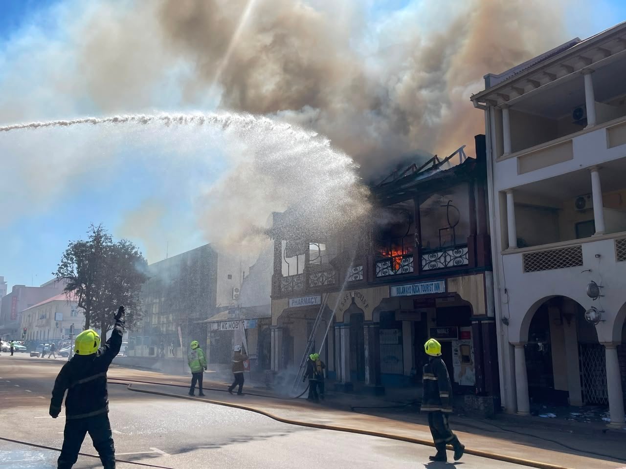 Breaking: Fire Erupts At Bulawayo Building Next To Selbourne Hotel