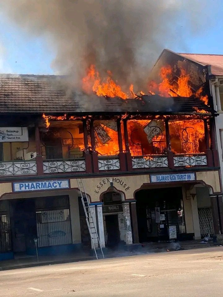 Breaking: Fire Erupts At Bulawayo Building Next To Selbourne Hotel