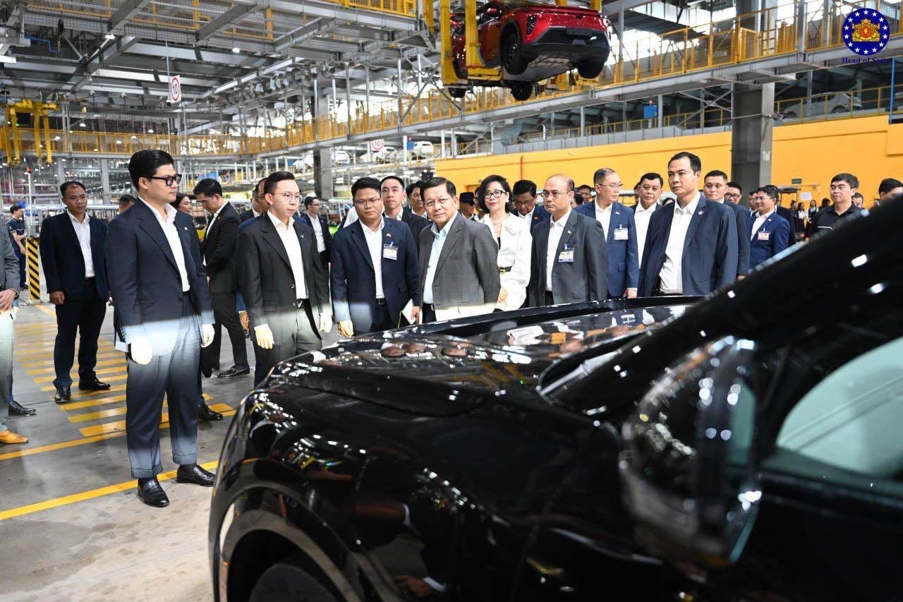 Myanmar President Min Aung Hlaing was impressed by the scale of the factory and VinFast's diverse lineup of electric cars and electric motorcycles.